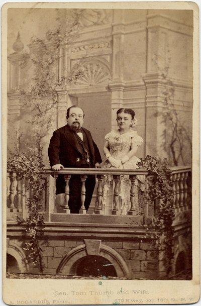 Charles Sherwood Stratton, pseudonimo: Generale Tom Thumb (1838-83) e Mercy Lavinia Warren Bump (1841-1919), sua moglie, conosciuta come Mrs Tom Thumb, performer e nani da American Photographer